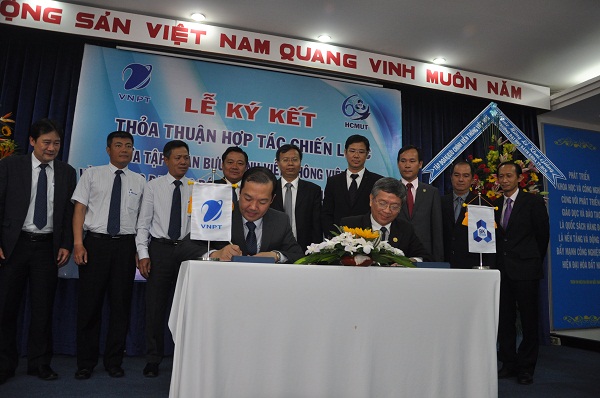 Tổng Giám đốc VNPT Phạm Đức Long và Hiệu trưởng Trường Đại học Bách khoa – Đại học quốc gia Tp Hồ Chí Minh Vũ Đình Thành đang tiến hành nghi thức ký kết hợp tác.
