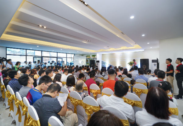 Hơn 300 khách hàng tham dự và đặt tiền mua căn hộ HUD3 Nguyễn Đức Cảnh