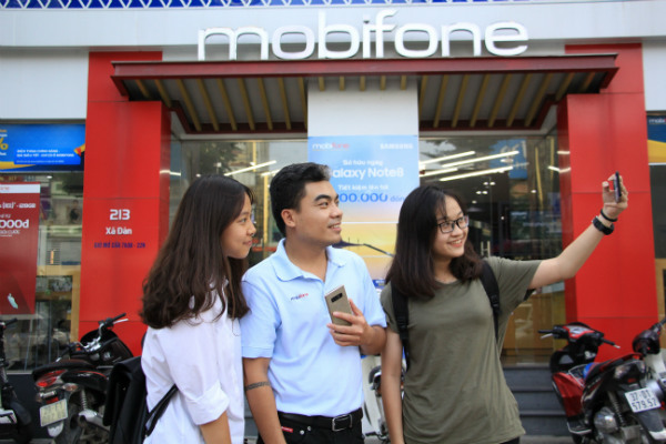 MobiFone mở bán Samsung Galaxy Note 8 chính hãng kèm gói cước, giá từ 7,49 triệu đồng.