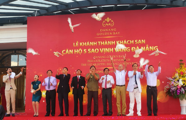 Ông Nguyễn Hữu Đường và quan khách thả chim bồ câu trắng tại Lễ khai trương Dự án Hoà Bình Green Đà Nẵng.