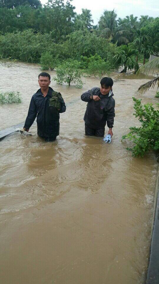 Nhân viên MobiFone lội nước vào vùng ngập lũ để ứng cứu thông tin