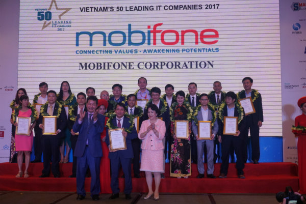 Đại diện MobiFone, ông Nguyễn Đình Tuấn – Thành viên HĐTV Tổng Công ty Viễn thông MobiFone  nhận danh hiệu “50 doanh nghiệp CNTT hàng đầu Việt Nam 2017”.