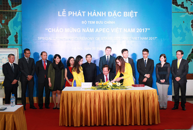 Bộ trưởng Bộ Thông tin và Truyền thông Trương Minh Tuấn tại lễ phát hành đặc biệt bộ tem chào mừng Năm APEC Việt Nam 2017