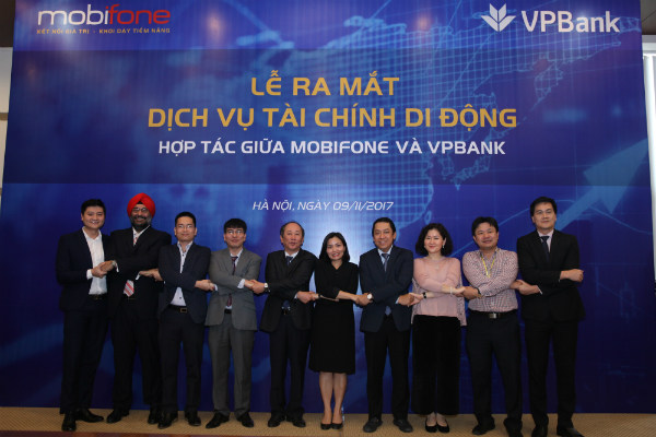  Đại diện MobiFone và VPBank bắt tay đánh dấu sự kiện hợp tác ra mắt Dịch vụ tài chính di động.