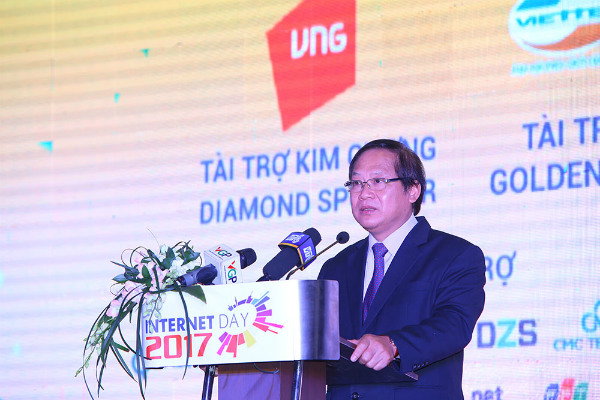 Bộ trưởng Bộ Thông tin và Truyền thông Trương Minh Tuấn tại lễ phát hành đặc biệt bộ tem chào mừng Năm APEC Việt Nam 2017