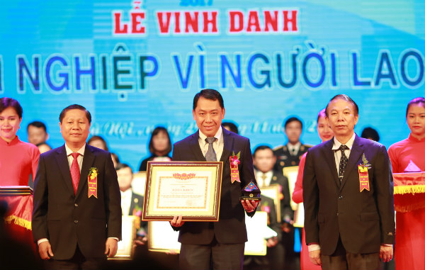 Ông Bùi Sơn Nam – Phó Tổng giám đốc Tổng công ty Viễn thông MobiFone nhận bằng khen “doanh nghiệp vì người lao động 2017”