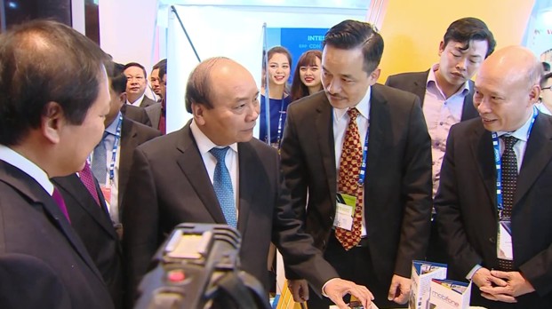      Thủ tướng Nguyễn Xuân Phúc thăm gian triển lãm của MobiFone tại Hội thảo Smart Industry World 2017.