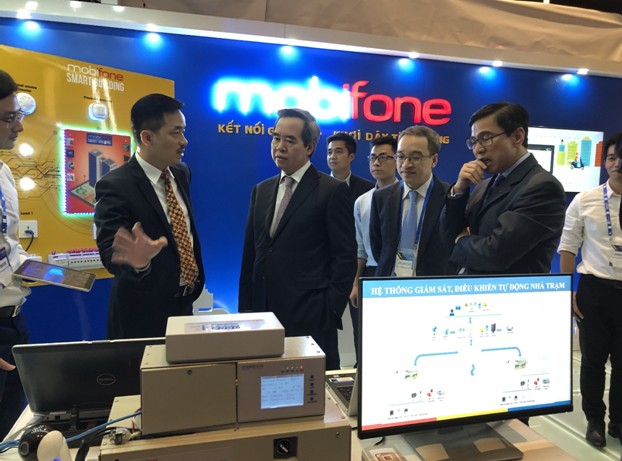 Ông Nguyễn Mạnh Hùng, Phó Tổng giám đốc MobiFone giới thiệu về các giải pháp công nghệ của MobiFone