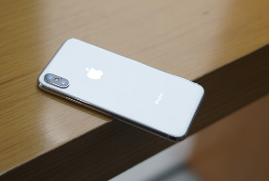 Với sự xuất hiện của iPhone X, thị trường di động cao cấp dịp cuối năm dự kiến sẽ rất sôi động. Bộ sản phẩm do nhà mạng MobiFone phân phối sẽ gồm 1 điện thoại, 1 bộ hòa mạng trả trước trị giá 50.000 đồng, MobiEZ nạp sẵn vào tài khoản của khách hàng để đăng ký gói cước M12 chu kỳ dành cho thuê bao trả trước trị giá 240.000 đồng.