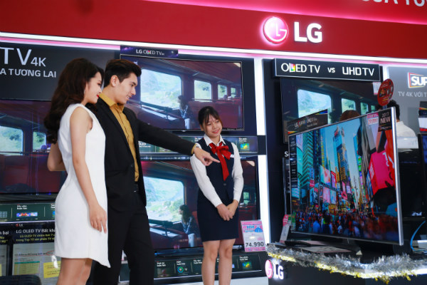 Các mẫu TV 4K của LG luôn thu hút sự chú ý của khách hàng.