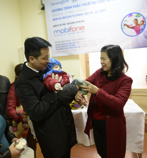 Ông Nguyễn Mạnh Hùng, Phó TGĐ Tổng công ty Viễn thông MobiFone, bà Lê Tuyết Mai - Phó GĐ Quỹ Bảo trợ Trẻ em Việt Nam chụp ảnh cùng một bệnh nhi trong chương trình).