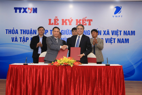 Ông Nguyễn Đức Lợi, Tổng Giám đốc TTXVN (bên trái ảnh) và ông Trần Mạnh Hùng, Chủ tịch Tập đoàn VNPT (bên phải ảnh) ký thỏa thuận Hợp tác.