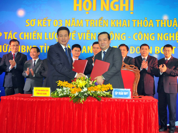 Chủ tịch UBND tỉnh Nguyễn Văn Sơn và Tổng Giám đốc Tập đoàn BCVT Việt Nam Phạm Đức Long ký biên bản ghi nhớ về hợp tác triển khai Đô thị thông minh.