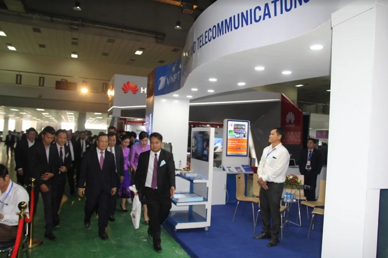 Phó thủ tướng cùng các quan chức của Chính phủ Lào tham quan gian hàng của VNPT.