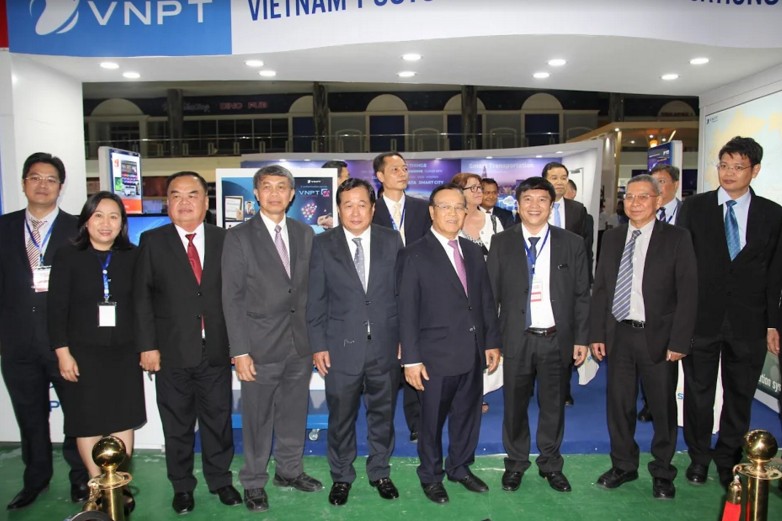 Phó thủ tướng Lào chụp ảnh với VNPT.