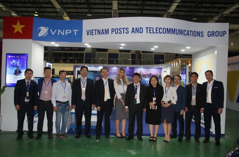 Đoàn công tác của VNPT tại triển lãm.