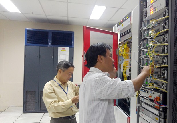 Các kỹ thuật viên của VNPT đang thực hiện thao tác mở rộng dung lượng mạng.