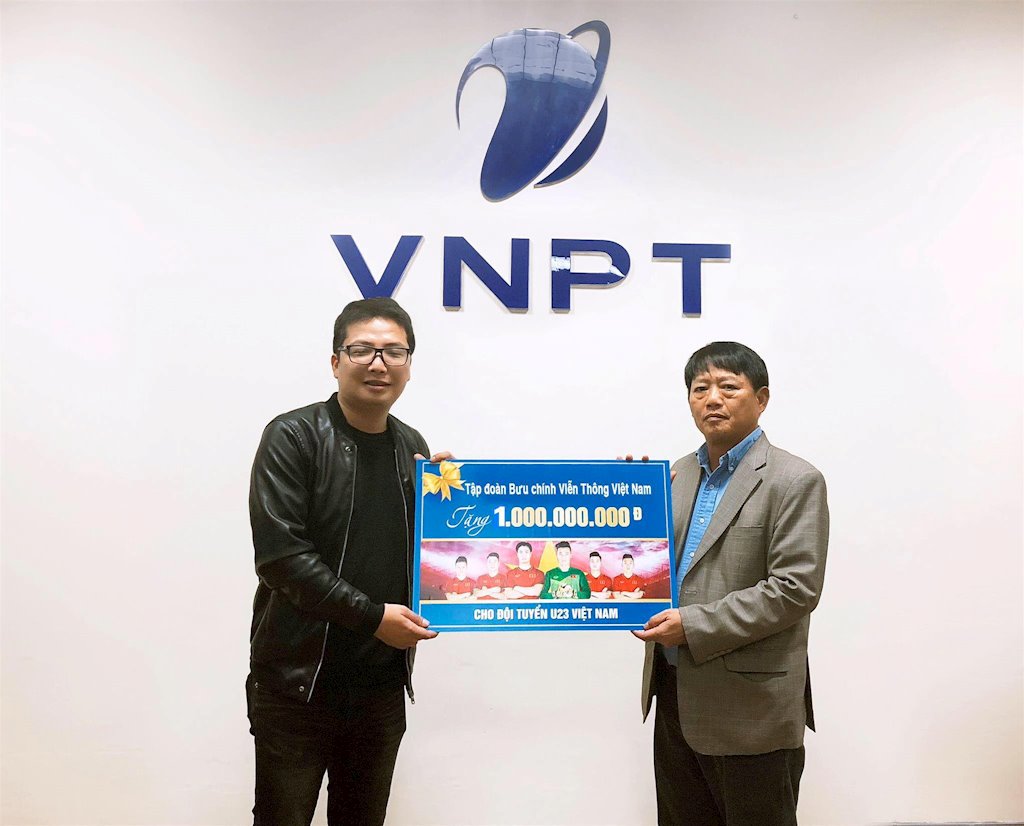 Phó Tổng Giám đốc VNPT Lương Mạnh Hoàng công bố số tiền tặng thưởng 1 tỷ đồng dành cho đội tuyển U23 Việt Nam trước sự chứng kiến của đại diện báo Dân trí. 