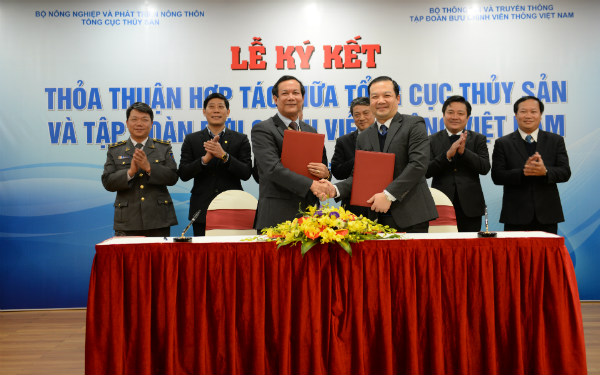 Ông Nguyễn Ngọc Oai - Quyền Tổng cục trưởng Tổng cục Thủy sản và ông Phạm Đức Long, Tổng giám đốc  Tập đoàn VNPT ký kết Thỏa thuận hợp tác giữa hai Bên.