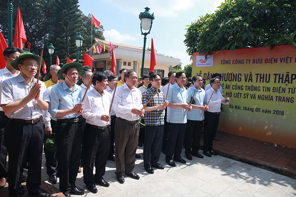 Phó Thủ tướng Chính phủ và đoàn công tác dâng hương trước Đài tưởng niệm tại Nghĩa trang Liệt sĩ huyện Gia Lâm.