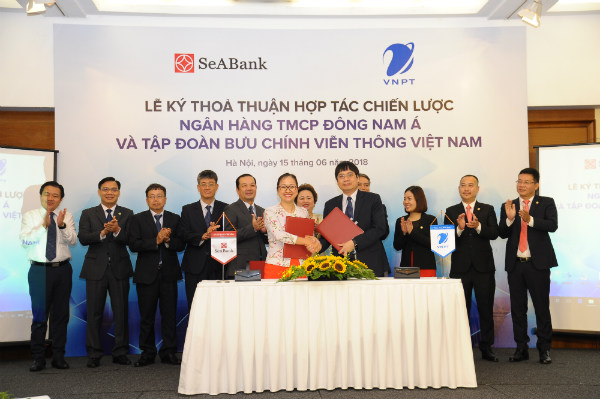 Đại diện Tập đoàn VNPT và ngân hàng SeABank đặt bút ký bản thỏa thuận hợp tác dưới sự chứng kiến của Lãnh đạo hai tổ chức.