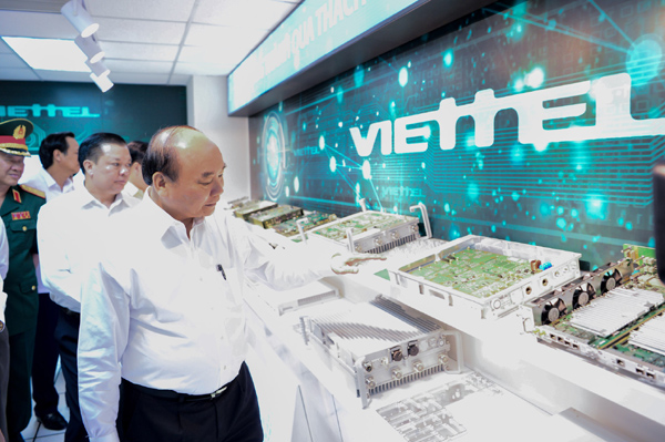 Thủ tướng thăm cơ sở sản xuất công nghiệp của Viettel.