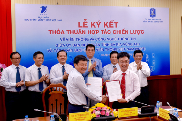 Ông Huỳnh Quang Liêm, Phó Tổng giám đốc Tập đoàn VNPT (bên trái ảnh) và Lãnh đạo tỉnh Bà Rịa Vũng Tàu trao Biên bản thoả thuận hợp tác.