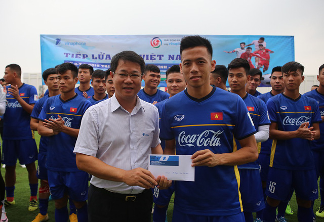 Đội trưởng đội U23 Nguyễn Văn Quyết đại diện cho đội nhận quà của phó TGĐ VinaPhone