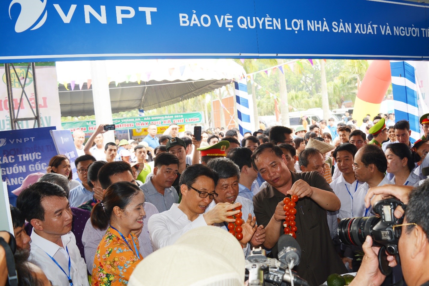 Phó Thủ tướng Vũ Đức Đam sử dụng thử dịch vụ VNPT Check tại Lễ hội Vải thiều Thanh Hà – Hải Dương, tháng 6/2018