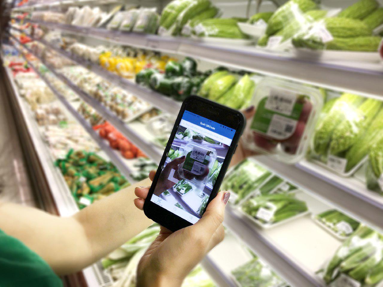 Người tiêu dùng sử dụng VNPT Check kiểm tra nguồn gốc xuất sứ sản phẩm rau tại cửa hàng thực phẩm.
