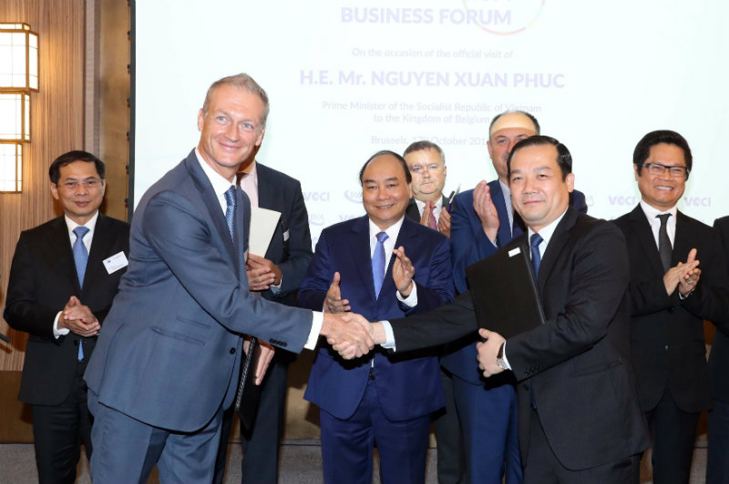 Tổng Giám đốc Tập đoàn Phạm Đức Long (bìa phải) và ông Harald Preiss - Giám đốc kinh doanh mạng di động của Nokia khu vực châu Âu ký kết thỏa thuận hợp tác dưới sự chứng kiến của Thủ tướng Nguyễn Xuân Phúc.