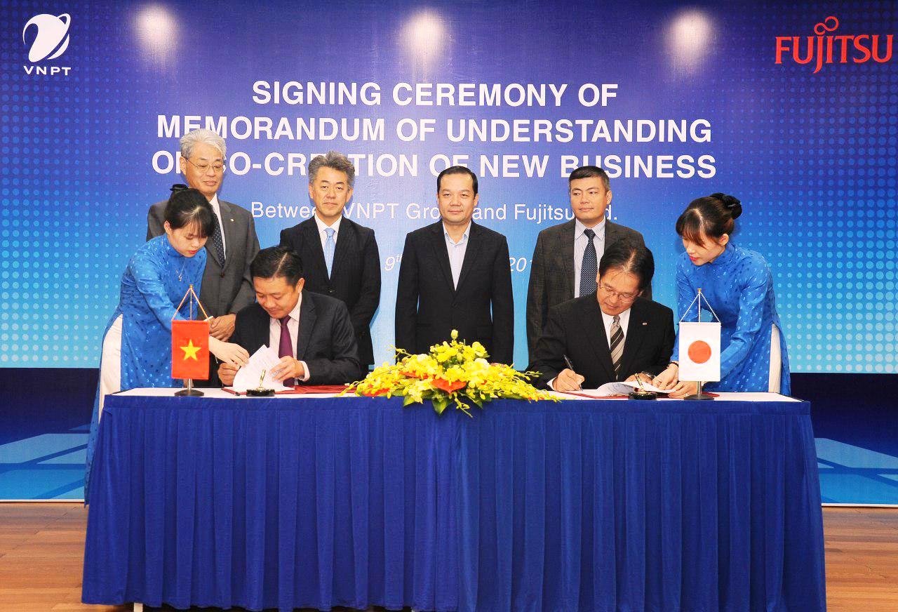  Phó Tổng Giám đốc Tập đoàn VNPT Huỳnh Quang Liêm (bên trái) và Ông Arimichi Kunisawa - Tổng Giám đốc khu vực châu Á của Fujitsu ký kết Biên bản ghi nhớ hợp tác. 
