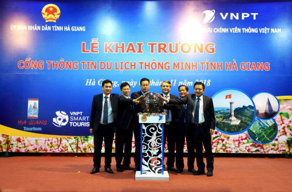 Đại diện lãnh đạo UBND tỉnh Hà Giang và tập đoàn VNPT nhấn nút khai trương Cổng thông tin du lịch thông minh tỉnh Hà Giang.