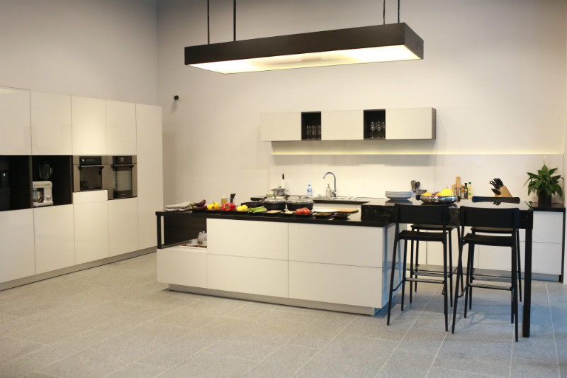Không gian bếp tại showroom REHAU với thiết kế sang trọng, độc đáo cùng vật liệu tiêu chuẩn Đức, mang đến trải nghiệm chân thật về căn bếp lý tưởng.