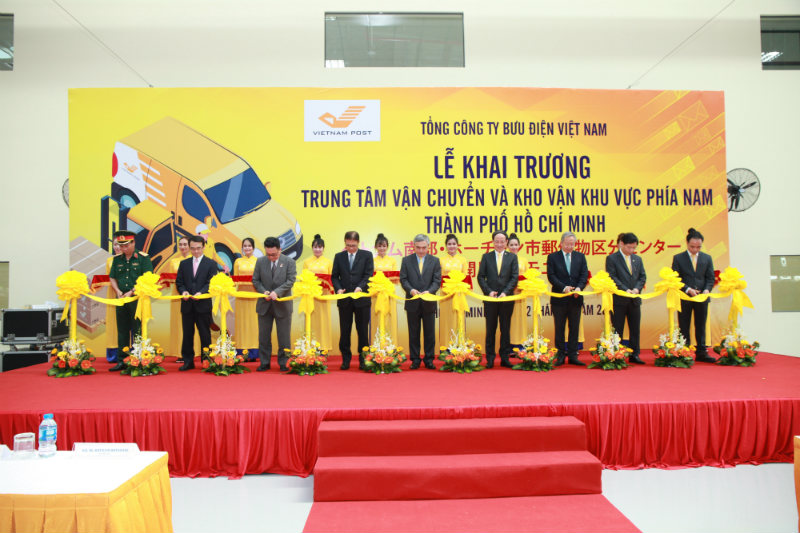 Ảnh 1: Các đại biểu cắt băng khánh thành khai trương Trung tâm VCKV khu vực phía Nam TP Hồ Chí Minh