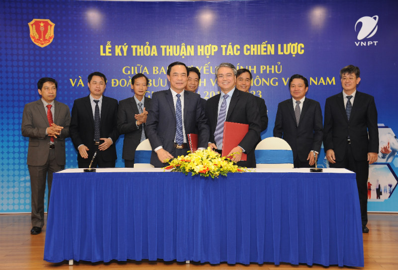 Thiếu tướng Đặng Vũ Sơn - Trưởng Ban Cơ yếu Chính phủ và Chủ tịch HĐTV Tập đoàn VNPT Trần Mạnh Hùng (bên phải) ký kết thỏa thuận hợp tác chiến lược giai đoạn 2018 - 2023.
