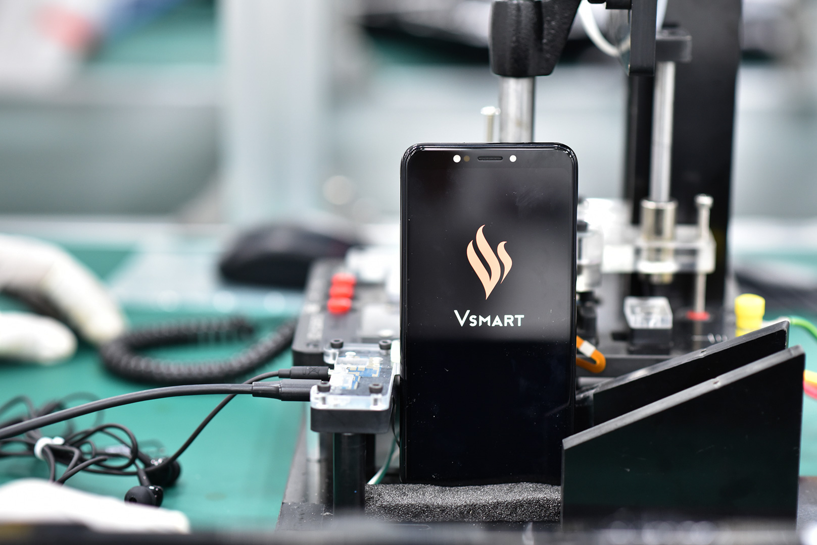 VinSmart sử dụng các robot kiểm tra giả lập trạm gốc từ các hãng Rohde&Schwarz xuất xứ Cộng hòa liên bang Đức và Anritsu từ Nhật Bản.