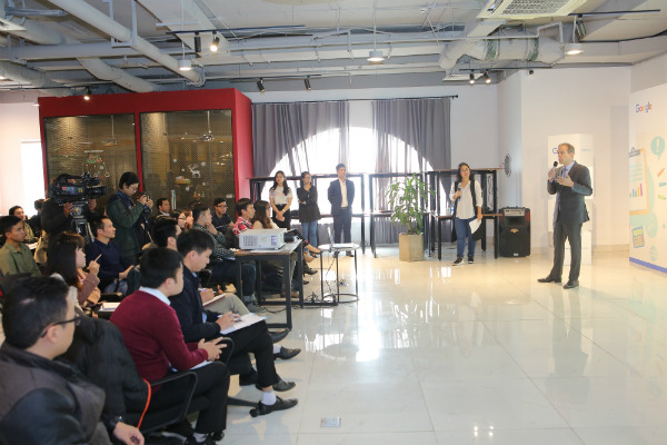Ông Kent Walker, Phó chủ tịch cấp cao, phụ trách các vấn đề toàn cầu kiêm Cố vấn Pháp lý Google, chia sẻ cùng các học viên của chương trình Vietnam Digital 4.0 tại trung tâm YNest co-working space (Hà Nội) sáng ngày 10/12/2018   