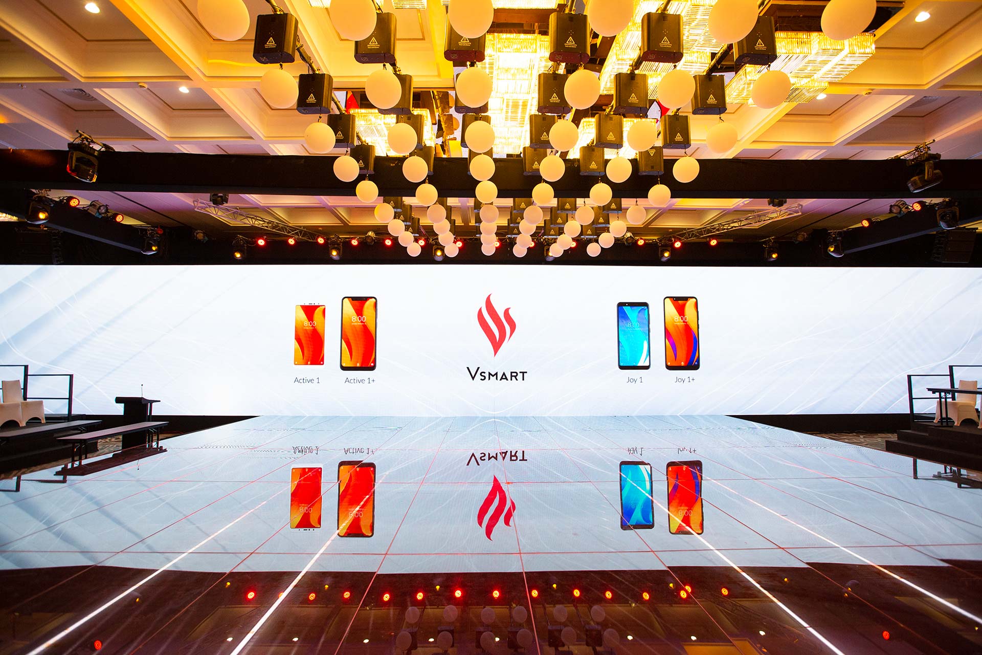 4 dòng điện thoại thông minh Vsmart đang được chờ đợi sẽ chính thức được mở bán trên 5000 cửa hàng trên cả nước từ các chuỗi phân phối lớn như Thế giới di động, VinPro, FPT...đến các cửa hàng tự doanh và các kênh phân phối online từ ngày mai 15/12.