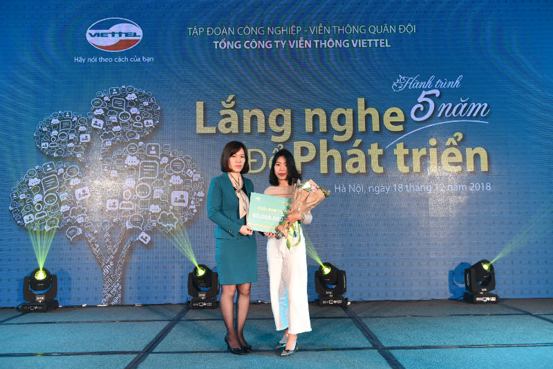 Bà Cao Thị Thu Huyền, Phó Tổng Giám đốc Tổng Công ty Viễn thông Viettel trao  giải Kim Cương trị giá 60 triệu đồng cho khách hàng Nguyễn Thị Huyền Trang