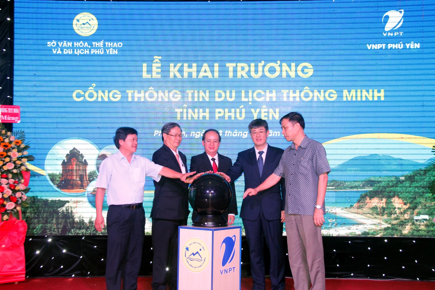 Đại diện VNPT và tỉnh Phú Yên nhấn nút khai trương Cổng thông tin du lịch thông minh.