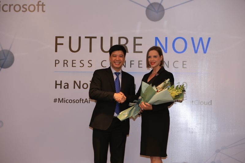 ổng GĐ Microsoft Việt Nam - Phạm Thế Trường tặng hoa bà Josephin Galla - GĐ điều hành SAP Việt Nam