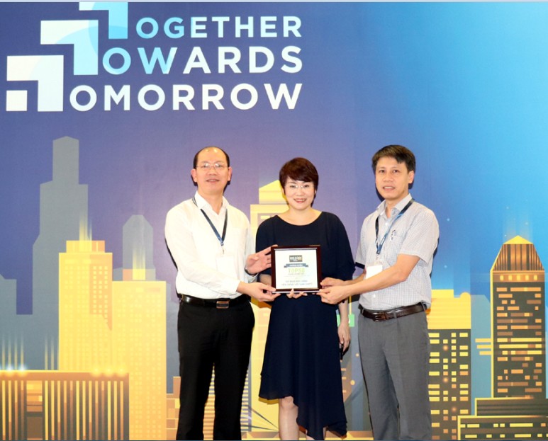 Bà Mai Linh Giang, Phó trưởng Ban Nhân lực Tập đoàn VNPT nhận giải.