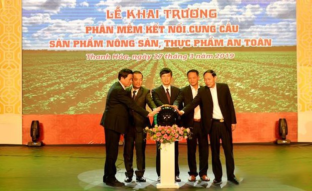 Đại diện lãnh đạo UBND tỉnh Thanh Hóa, Cục An toàn Thực phẩm và Tập đoàn VNPT nhấn nút khai trương Phần mềm kết nối cung cầu sản phẩm nông sản, thực phẩm an toàn tỉnh Thanh Hóa.