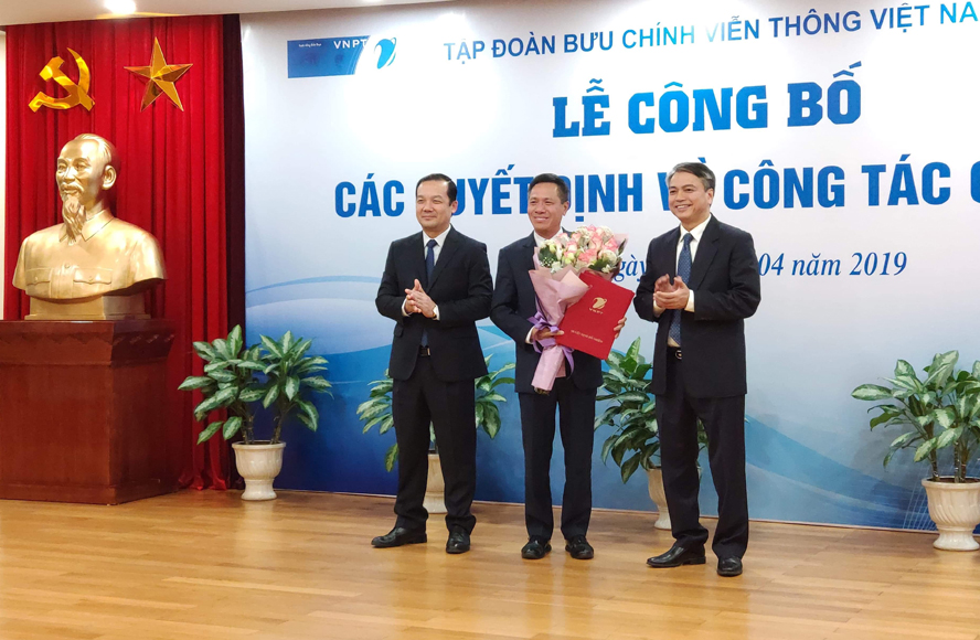 Ông Tô Dũng Thái, Tân Chủ tịch VinaPhone Tô Dũng Thái (đứng giữa) nhận quyết định bổ nhiệm từ Chủ tịch HĐTV và Tổng Giám đốc Tập đoàn VNPT
