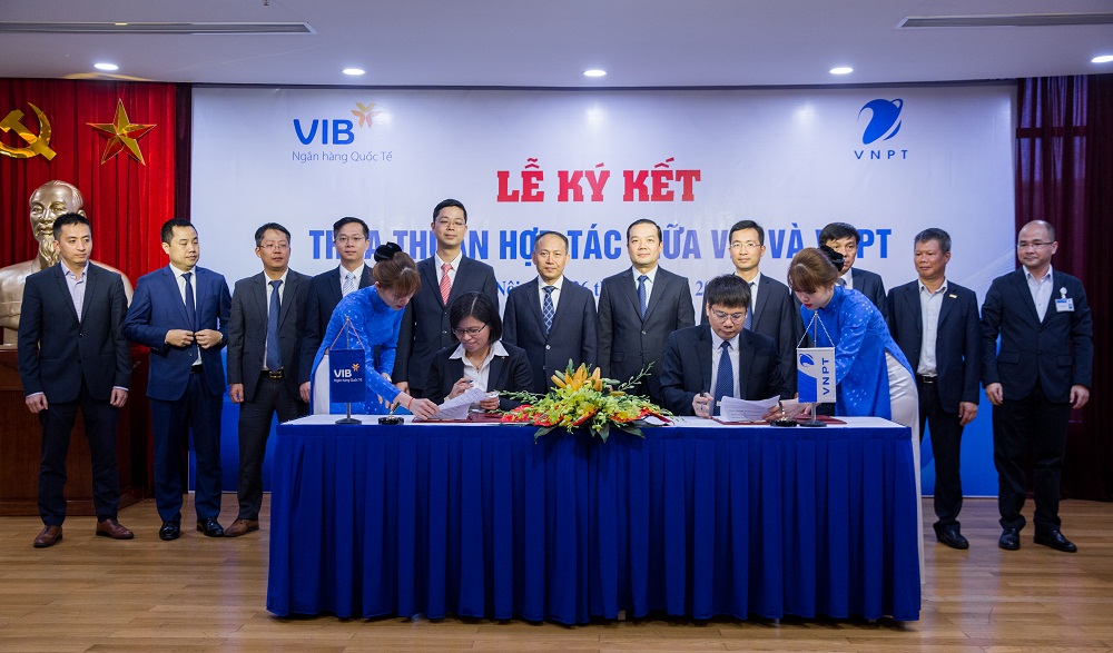 Ông Tô Mạnh Cường Phó TGĐ VNPT và Bà Vương Thi Huyền Phó TGĐ VIB ký kết Thỏa thuận hợp tác VNPT-VIB