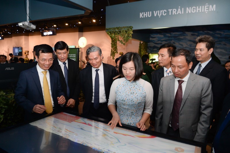 Bộ trưởng Bộ TT&TT Nguyễn Mạnh Hùng (bìa trái) thăm quan triển lãm các sản phẩm công nghệ của Tổng Công ty Công nghiệp Công nghệ cao Viettel.
