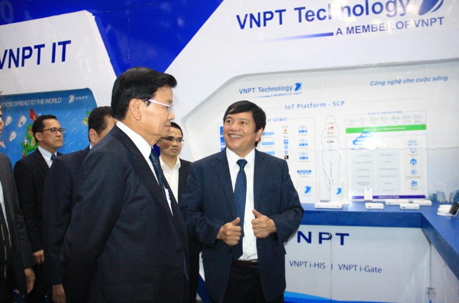  Phó Tổng giám đốc Tập đoàn VNPT Ngô Hùng Tín giới thiệu với Thủ tướng Lào các sản phẩm mới của VNPT