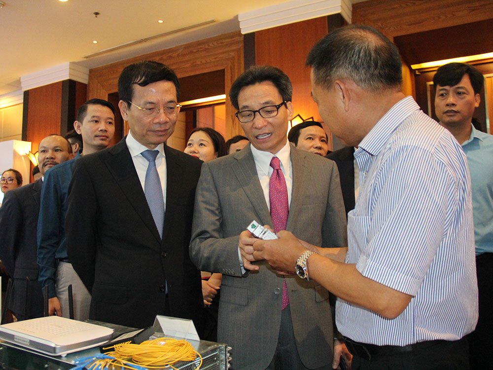 Phó Thủ tướng Chính phủ Vũ Đức Đam và Bộ trưởng Bộ TT&TT Nguyễn Mạnh Hùng tại Diễn đàn ICT Summit 2019.