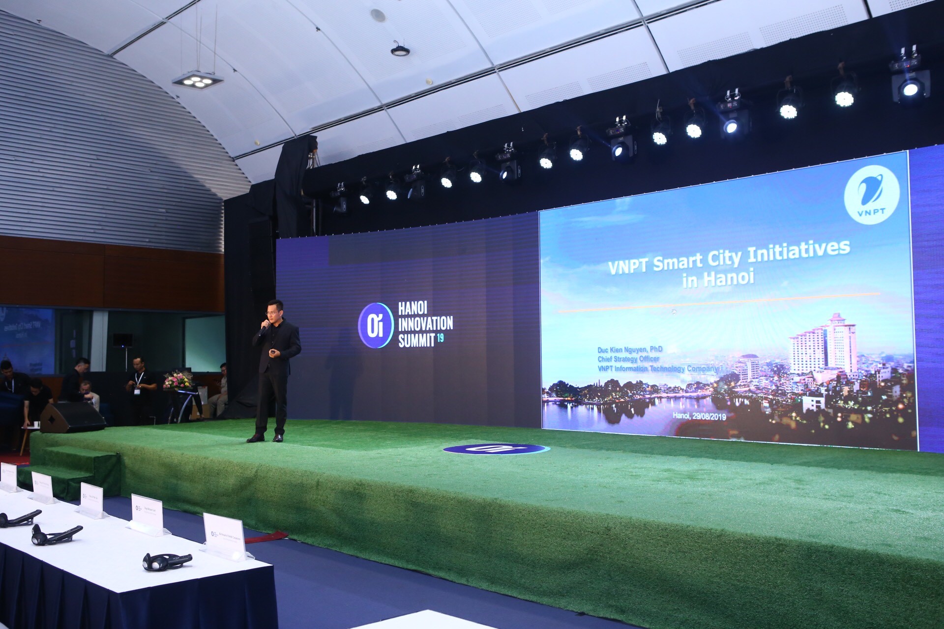 Ông Nguyễn Đức Kiên - GĐ Chiến lược, Cty VNPT IT - Giới thiệu giải pháp SmartCity tại Diễn đàn khởi nghiệp Sáng tạo Hà Nội 2019